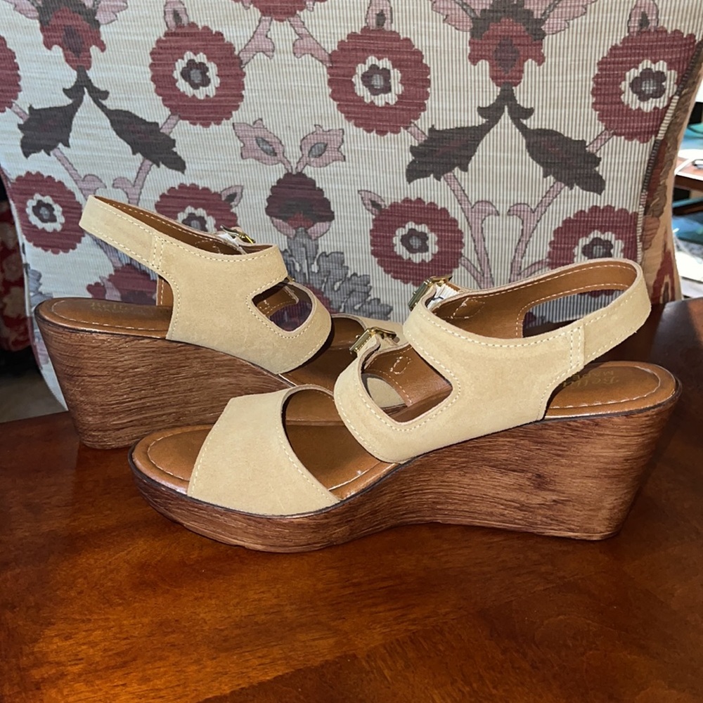 Bella Vita Suede Wedge Sandal NWT - Picture 4 of 10